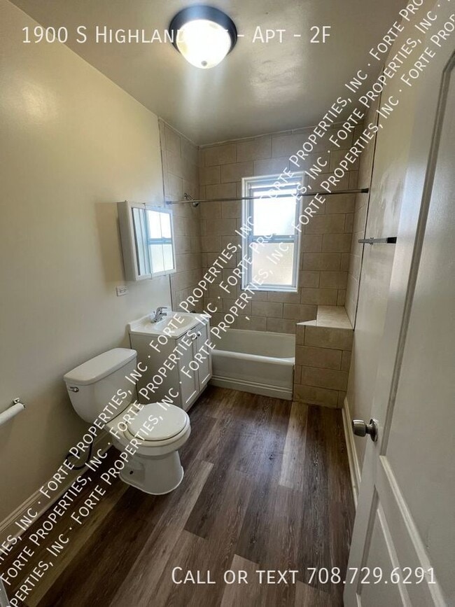 Building Photo - Top Unit with 2 beds/1bath