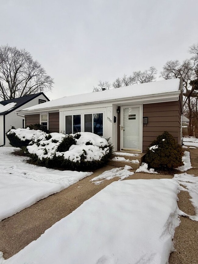 Building Photo - 1711 Midway Dr