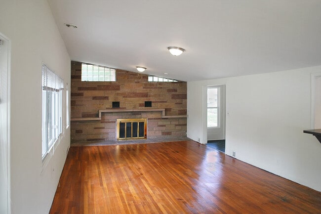 Building Photo - 1415 E Hunter Ave