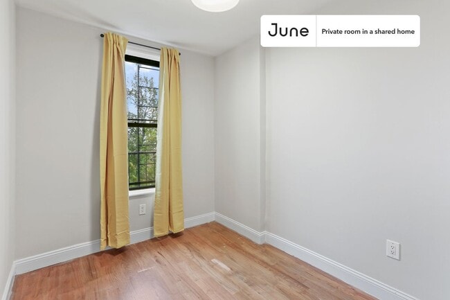 Building Photo - Private bedroom in 4 bed/1 bath Home