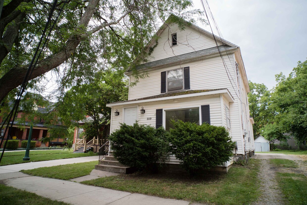 319 N Sycamore St, Lansing, MI 48915 Townhome Rentals in Lansing MI