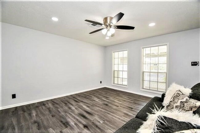 Building Photo - 2404 Oaks Dr