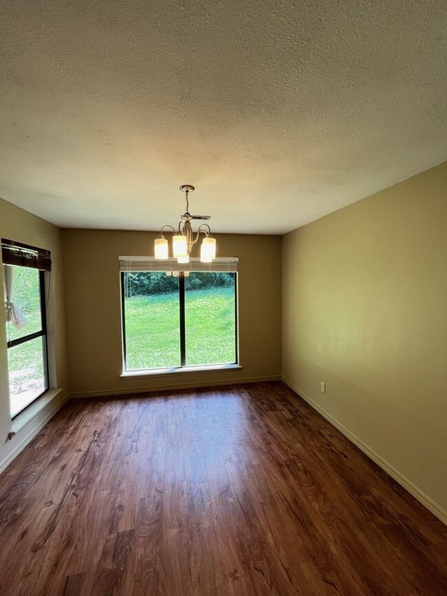 Building Photo - 3 bedroom 2 bath home, large lot, close to...