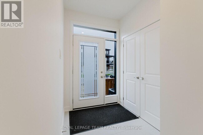Building Photo - 805 Anciano Cres