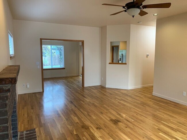 Foto del edificio - $3,300 - Two-Story Home with Three Bedroom...