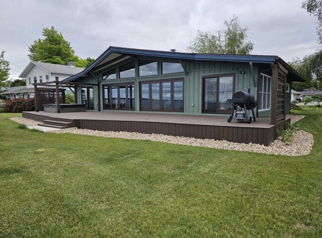 Foto del edificio - Offered for Rent – Available April 1, 2026 St. Lawrence Seaway Luxury Waterfront Home – Cape Vinc...