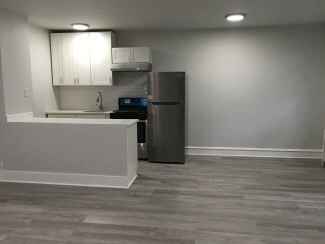 Kitchen - 320 Rochelle Ave