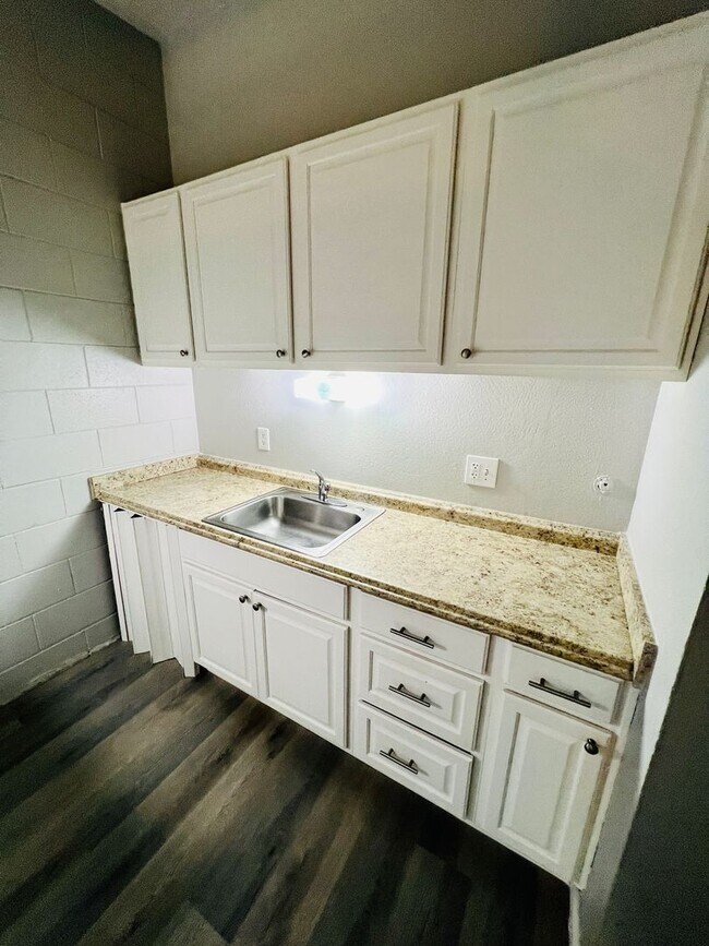 Foto del edificio - Freshly Painted 1bd/1bth with Air Conditio...