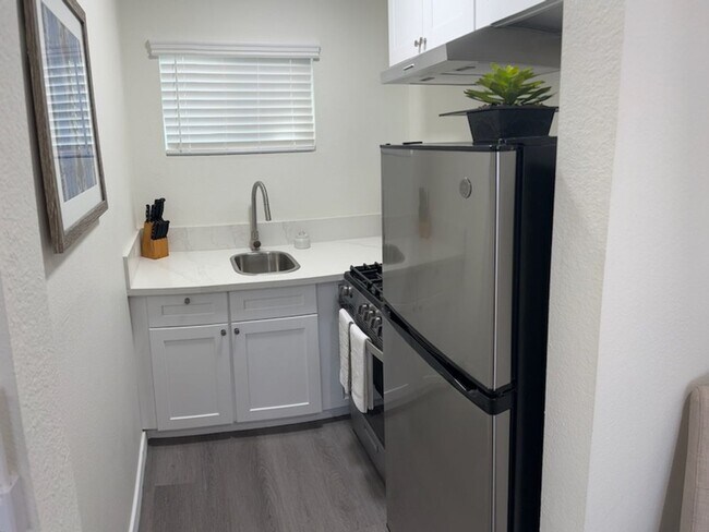 Foto del interior - 1840 W Orangethorpe Ave-NEWLY RENOVATED, Quartz Counters & Stainless Steel Appliances