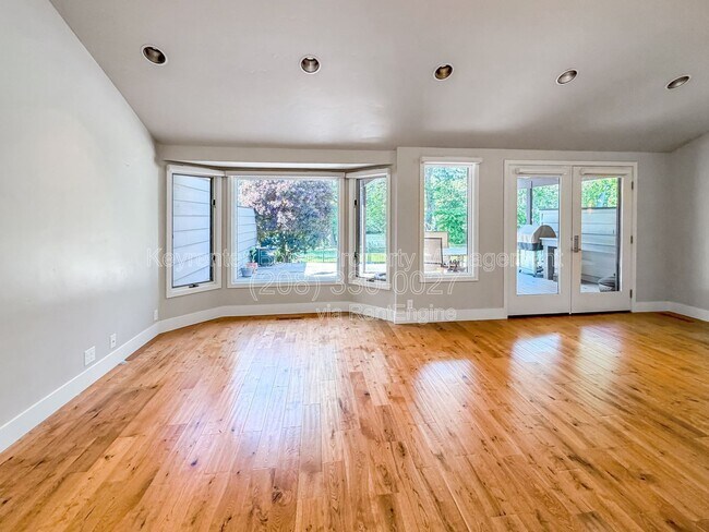 Foto del edificio - 4780 N Riverfront Dr