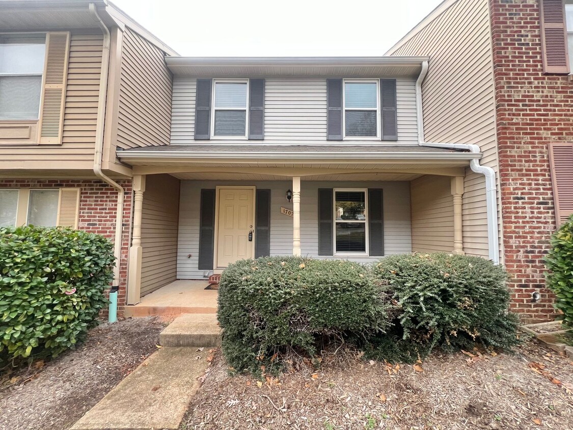 Foto principal - Newly Remodeled 3BD, 3.5BA Raleigh Townhom...