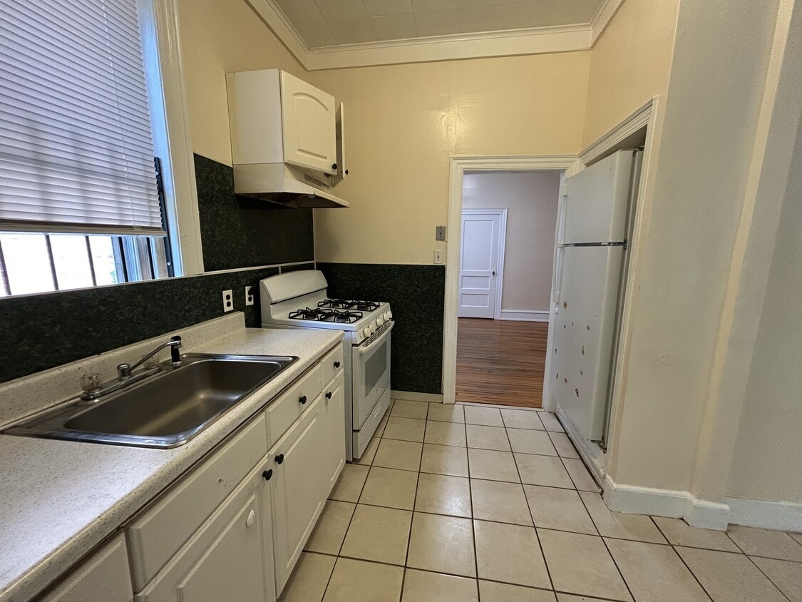 Building Photo - 252 W 72nd St