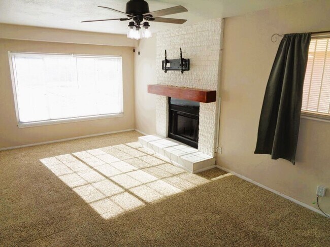 Foto del edificio - Exquisite Single Level Upper Valley Home With Refrigerated Air Located In Quiet Neighborhood