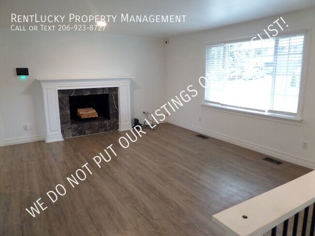 Building Photo - Updated and HUGE 5 Bedroom Federal Way Hom...