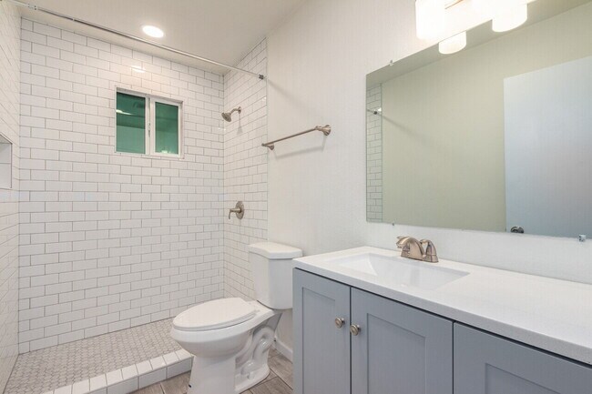 Building Photo - 2 Bed / 1 Bath in Phoenix — 900 Sq Ft with Covered Parking & Private Storage