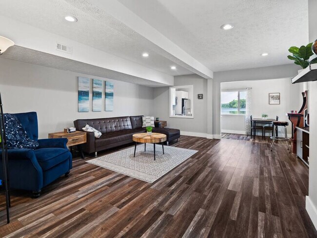 Foto del edificio - 829 Portage Lakes Drive
