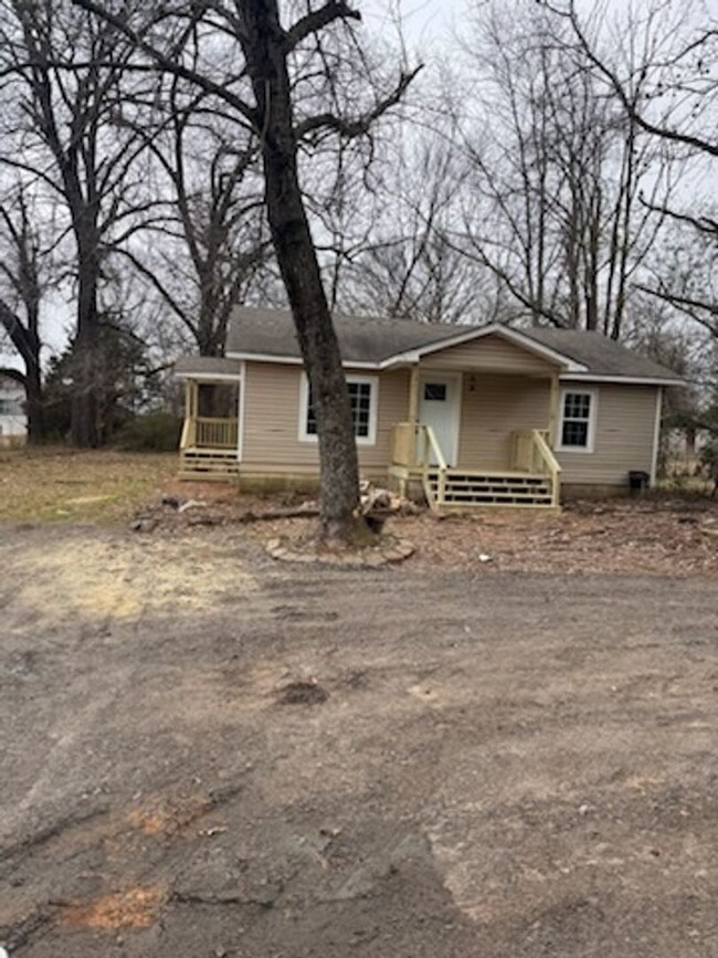 Building Photo - 2 bedroom house