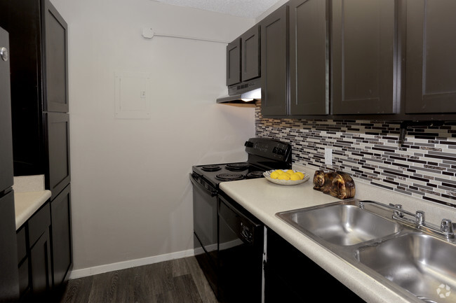 2BR, 1BA - 810 SF - The Preston Apartments