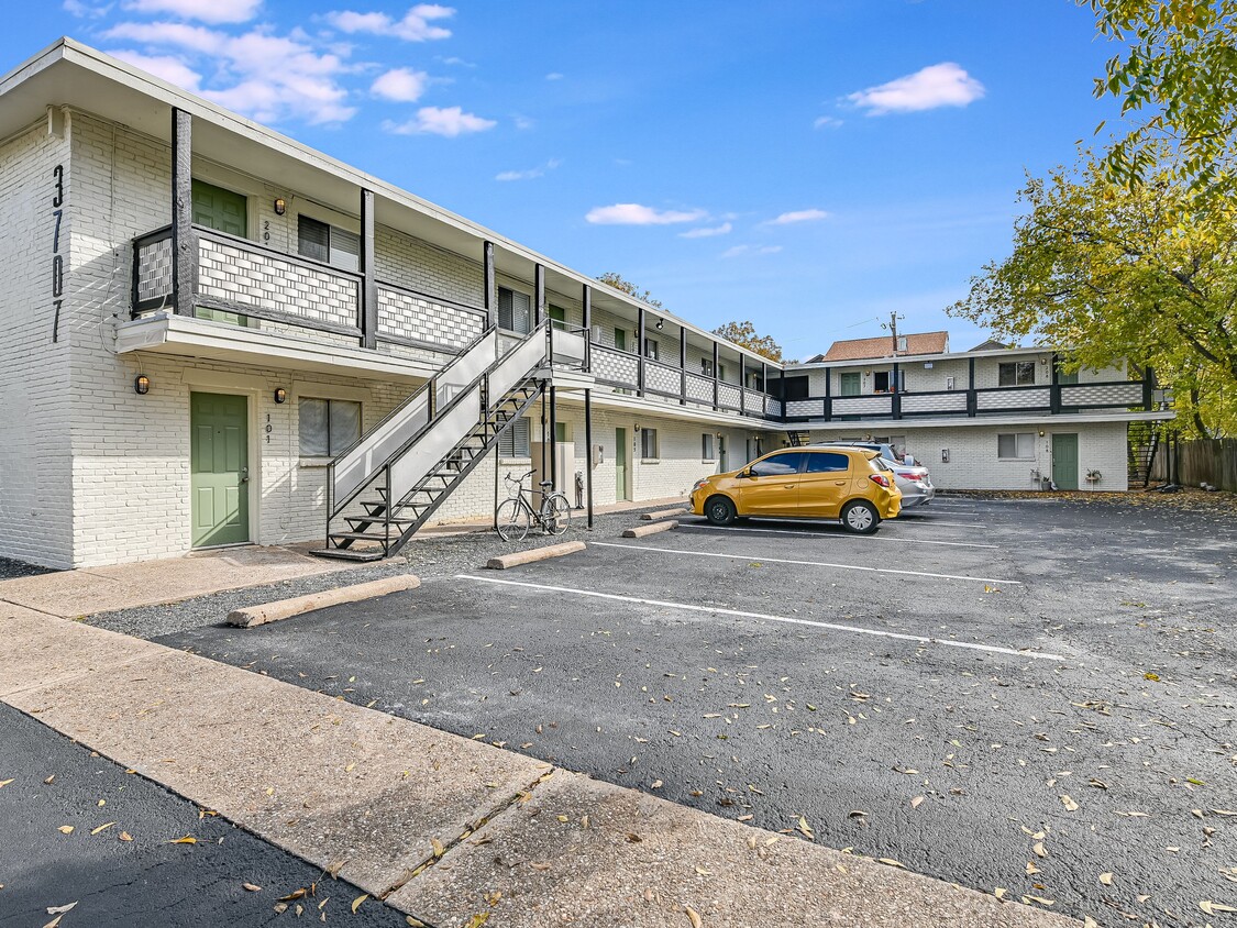 Primary Photo - Cedar Street Flats