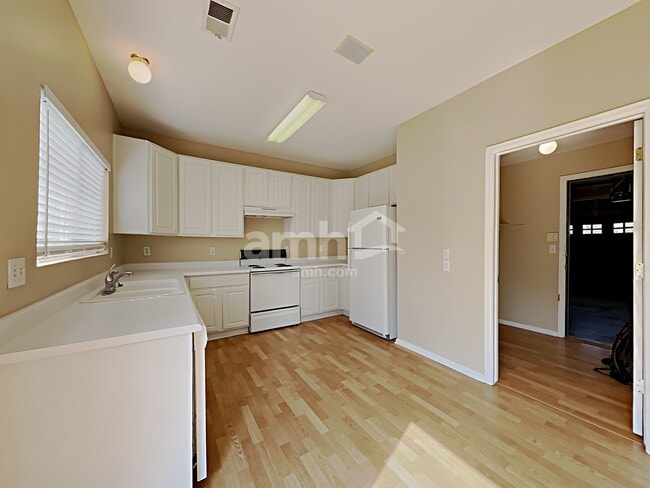 Building Photo - 9595 Canberra Dr