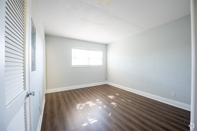 1BR, 1BA - 550SF - Bedroom - The Corvette Apartments