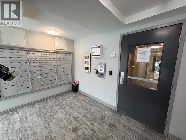 Building Photo - 275 Larch St