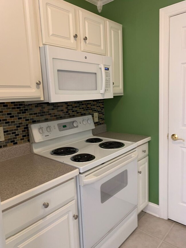 Building Photo - 2 Bedroom 2.5 Bath Townhouse with 2 Car Ga...