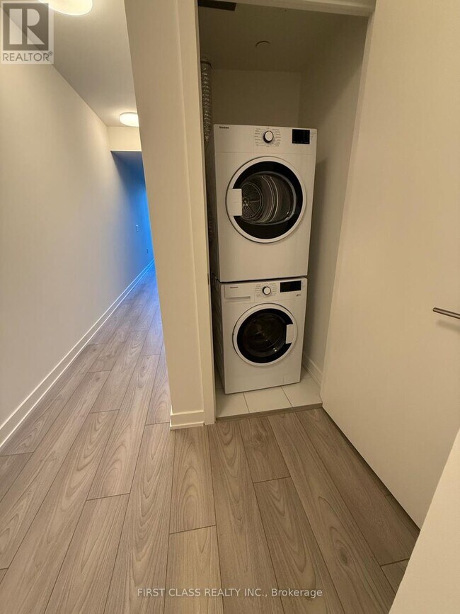 Photo du bâtiment - 110 Broadway Ave