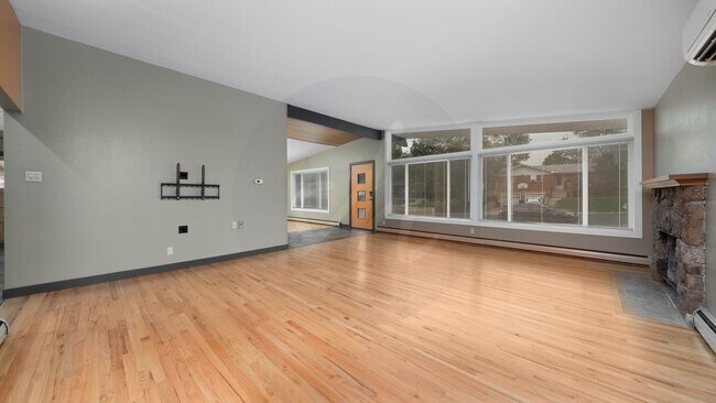 Building Photo - Modernized Mid Century Home Near Broadmoor