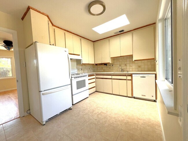Building Photo - Fully updated Santa Venecia (San Rafael) 3x2+
