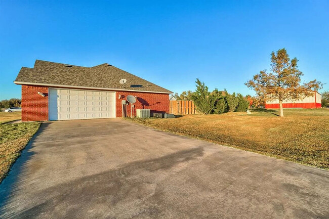 Building Photo - 608 Shady Oak