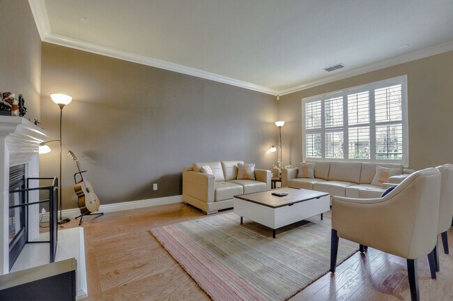 Foto del edificio - UPGRADED HOME WITH POPULAR FLOOR PLAN ELEG...