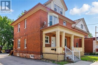 Building Photo - 191 Simcoe St S