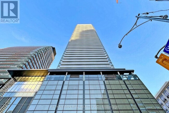 Building Photo - 501 Yonge St
