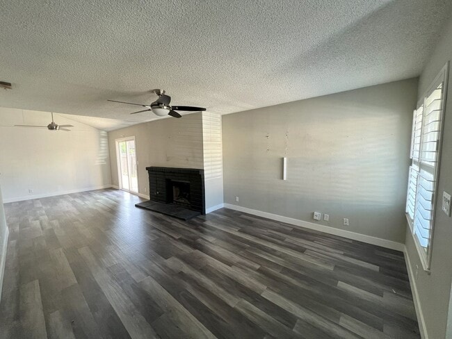 Building Photo - Stunning 2 bedroom, 2 bathroom residence n...