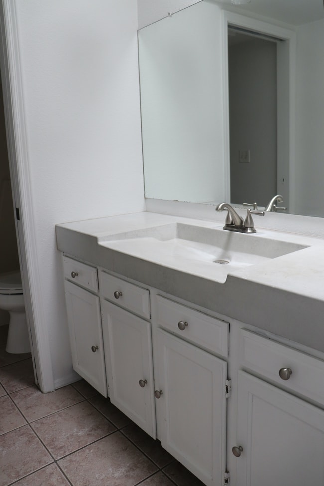 upstairs 2nd bathroom - 3030 N Hayden Rd