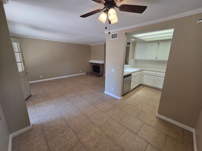 Foto del edificio - Large 3 Bedroom 2 Bath Townhouse