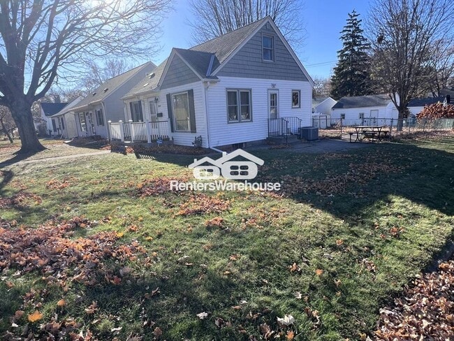 Building Photo - 2949 York Ave N