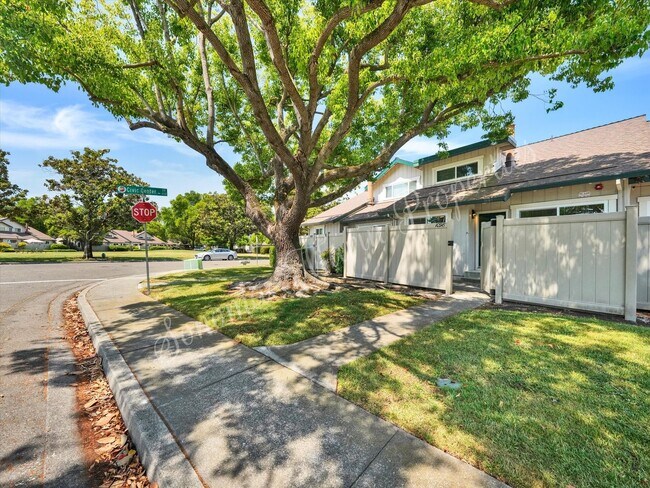 Foto del edificio - 2 Bedroom 1.5 Bath 2 Car Garage Includes W...