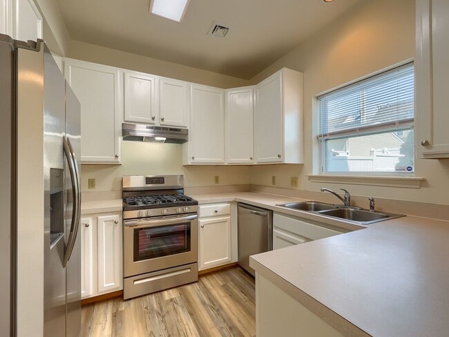 Building Photo - Spacious 3 bedroom on Fulton St
