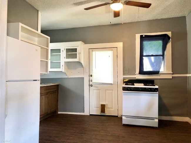 Foto del edificio - 1 br, 1 bath  - 5408 S Flores St Unit #2