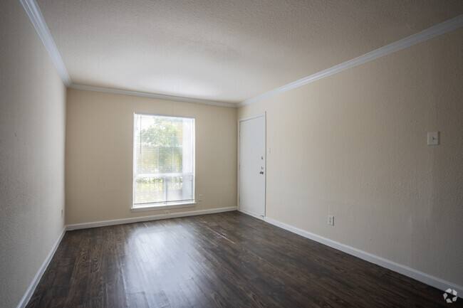 1BR, 1BA - 676SF - Living Room - Turtle Creek