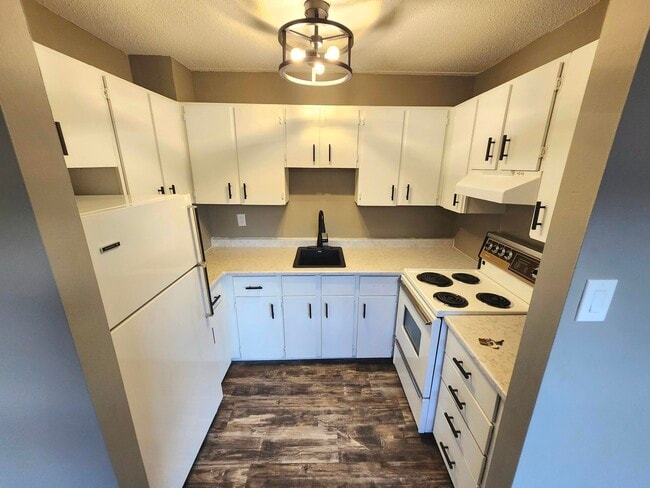 Building Photo - 411 Ellerdale St