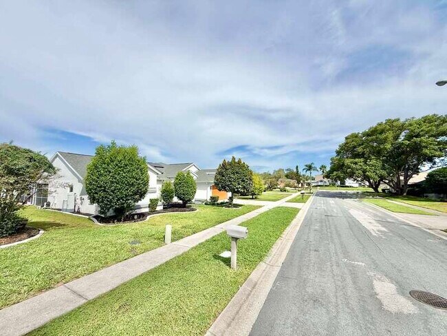 Building Photo - 1347 Overland Dr