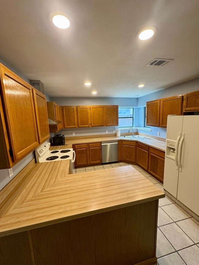 Building Photo - 3205 Hillcrest Dr