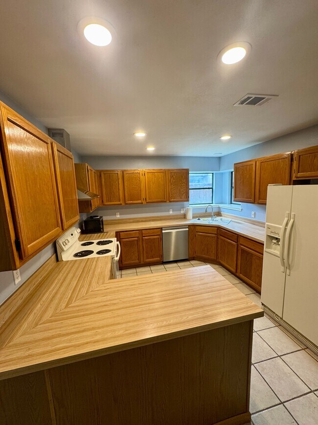 Foto del edificio - 3205 Hillcrest Dr