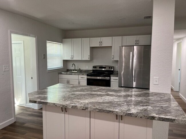 Foto del edificio - Nicely remodeled 4 bedroom 3 bath home in ...