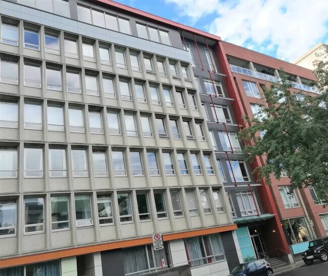 Building Front View - 1200 Saint-Alexandre