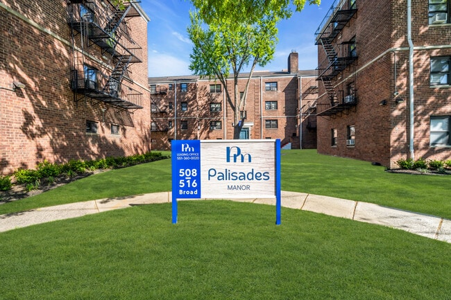 Building Photo - Palisades Manor Apartments – Modern Living in the Heart of Palisades Park