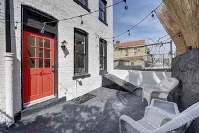 Building Photo - Beautiful 3 bed, 2.5 bath, luxury Lawrence...